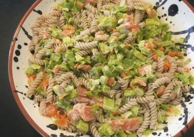 Salade de torsades, truite fumée, poireaux et carottes